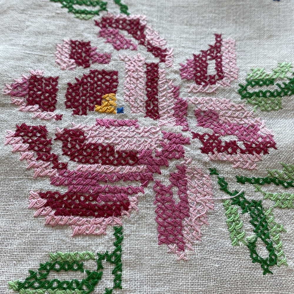 Vintage Hand Cross Stitched Crocheted Floral Table Runner Dresser Scarf! - Picture 2 of 4